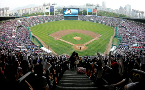 30일 프로야구가 프로스포츠 사상 최초로 누적 관중 1억 명을 돌파했다. 이날 오후 서울 잠실야구장에서 야구팬들이 두산과 삼성의 경기를 보고 있다.