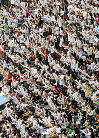 30일 프로야구가 프로스포츠 사상 최초로 누적 관중 1억 명을 돌파했다. 이날 오후 서울 잠실야구장에서 열린 두산과 삼성의 경기에서 두산팬들이 열띤 응원을 하고 있다.
