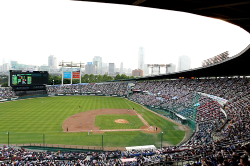 30일 프로야구가 프로스포츠 사상 최초로 누적 관중 1억 명을 돌파했다. 이날 오후 서울 잠실야구장에서 야구팬들이 두산과 삼성의 경기를 보고 있다. 이 날 삼성은 두산을 7대 0으로 이겼다.