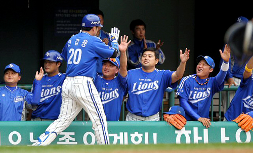 30일 오후 서울 잠실야구장에서 열린 두산과 삼성의 경기 2회초 2사 1루 상황에서 삼성 진갑용이 투런 홈런을 날린 후 동료들의 축하를 받고 있다.