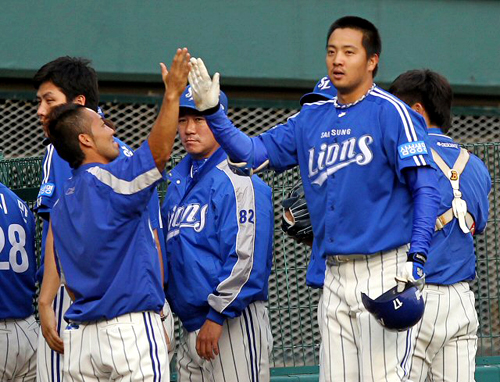 30일 오후 서울 잠실야구장에서 열린 두산과 삼성의 경기 6회초 1사 2루 상황에서 삼성 채태인이 투런홈런을 친 후 동료들의 축하를 받고 있다.