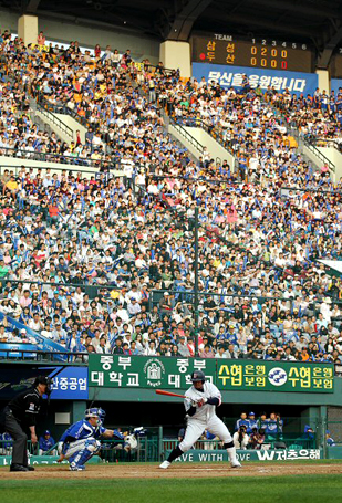 30일 프로야구가 프로스포츠 사상 최초로 누적 관중 1억 명을 돌파했다. 이날 오후 서울 잠실야구장에서 야구팬들이 두산과 삼성의 경기를 보고 있다.