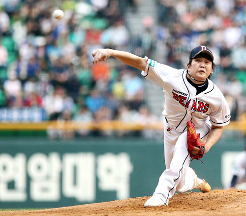 30일 오후 서울 잠실야구장에서 열린 프로야구 두산과 삼성의 경기에서 두산 선발 임태훈이 역투하고 있다.