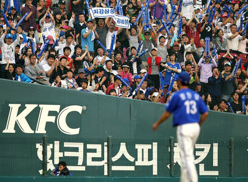 30일 오후 서울 잠실야구장에서 열린 두산과 삼성의 경기 7회말에서 삼성 선발투수 장원삼이 투수교체로 마운드를 내려오자 삼성팬들이 박수를 보내고 있다.