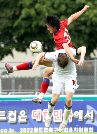 30일 오스트리아 쿠프슈타인 경기장에서 열린 한국-벨라루스 평가전에서 곽태휘가 상대 수비수와 공중볼을 다투고 있다.