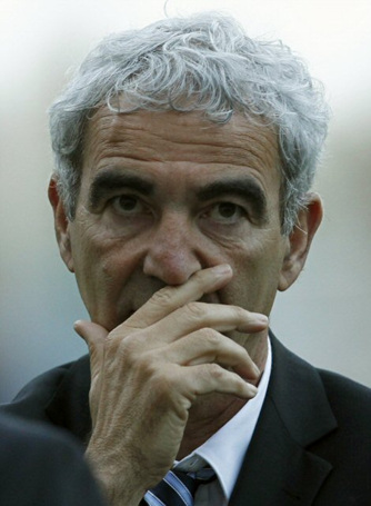 30일(현지 시각) 튀니지의 수도 튀니스에서 펼쳐진 프랑스 대 튀니지의 축구 평가전에서 레몽 도메네크 프랑스 감독이 경기를 지켜보며 생각에 잠겨 있다. 이날 경기에서 양팀은 1 대 1로 무승부를 기록했다.