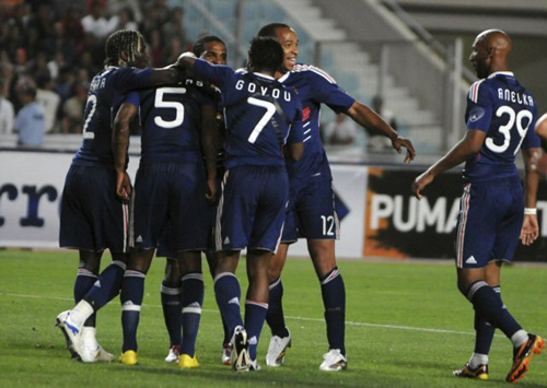 30일(현지 시각) 튀니지의 수도 튀니스에서 펼쳐진 프랑스 대 튀니지의 축구 평가전에서 윌리엄 갈라스(프랑스)의 동점골이 터지자 프랑스 선수들이 한 자리에 모여 기뻐하고 있다. 이날 경기에서 양팀은 1 대 1로 무승부를 기록했다.