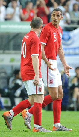 30일(현지 시각) 오스트리아 그라츠 UPC 스타디움에서 치러진 잉글랜드 대 일본과의 평가전에서 루니(잉글랜드, 왼쪽)와 팀 동료 퍼디난드가 무언가 이야기를 나누고 있다. 이날 경기에서 잉글랜드가 2 대 1로 승리를 거뒀다.