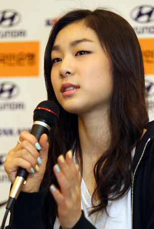 2010 밴쿠버 동계올림픽 피겨 금메달리스트 김연아가 인천공항에서 열린 기자회견에서 취재진 질문에 답하고 있다. 김연아는 두 달 동안의 국내 휴식을 끝내고 훈련 거점인 캐나다 토론토로 복귀하기 위해 출국한다.