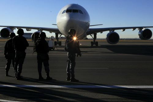 5일(현지시간) 남아프리카공화국(이하 남아공) 요하네스버그 OR 탐보 국제공항에 대한민국 축구 대표팀을 태운 비행기가 도착한 가운데 남아공 경찰들이 삼엄한 경계를 하고 있다.