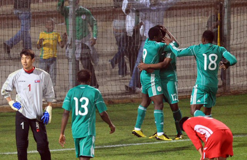 7일 새벽 (한국시간) 남아공 요하네스버그 동쪽 템비사 마쿨롱 경기장에서 열린 나이지리아와 북한의 평가전에서 나이지리아 오바페미 마틴스(9번)가 팀의 세번째 골을 터뜨린 후 기뻐하고 있다.