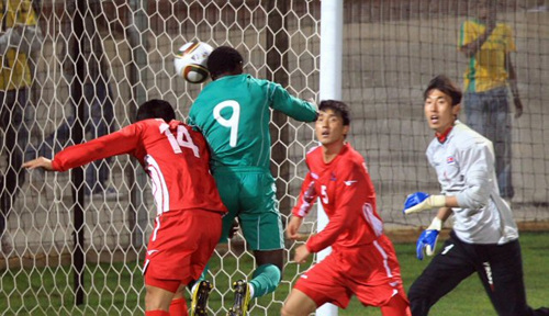 7일 새벽 (한국시간) 남아공 요하네스버그 동쪽 템비사 마쿨롱 경기장에서 열린 나이지리아와 북한의 평가전에서 나이지리아 오바페미 마틴스(9번)가 팀의 세번째 골을 터뜨리고 있다.