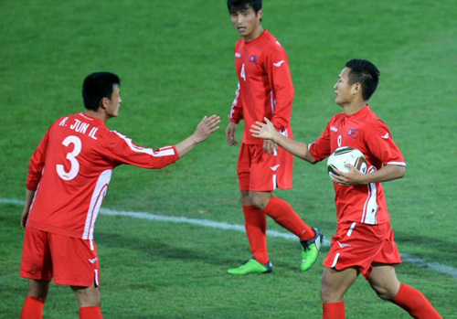 7일 새벽 (한국시간) 남아공 요하네스버그 동쪽 템비사 마쿨롱 경기장에서 열린 나이지리아와 북한의 평가전에서 북한 정대세가 만회골을 넣은 후 동료와 기뻐하고 있다.