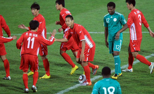 7일 새벽 (한국시간) 남아공 요하네스버그 동쪽 템비사 마쿨롱 경기장에서 열린 나이지리아와 북한의 평가전에서 북한 정대세가 만회골을 넣은 후 동료와 기뻐하고 있다.