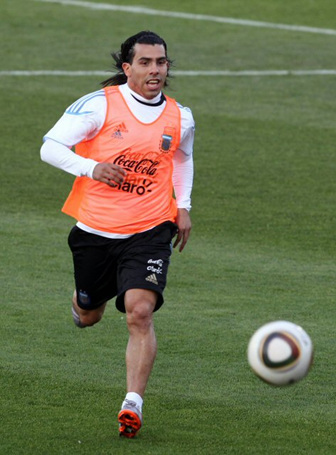7일(한국시간) 오전 남아프리카공화국 프리토리아 프리토리아대학에서 열린 아르헨티나 대표팀 훈련에서 카를로스 테베스가 공을 향해 달리고 있다.
