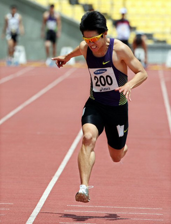 7일 대구스타디움에서 열린 제64회 전국육상경기선수권대회 남자 100m 준결승에서 김국영(안양시청)이 10초23의 기록으로 한국신기록을 세운 뒤 신발을 갈아신고 있다. 김국영은 예선에서 10초31을 기록해 79년 서말구가 세운 한국신기록(10초34)을 31년만에 갈아치운데 이어 준결승에서 다시 0.08초를 더 단축했다.
