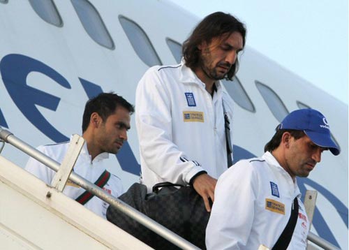 6일(현지시간) 남아프리카공화국(이하 남아공) 요하네스버그 OR 탐보 국제공항에 그리스 축구 대표팀이 도착하고 있다