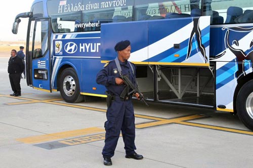 6일(현지시간) 남아프리카공화국(이하 남아공) 요하네스버그 OR 탐보 국제공항을 통해 그리스 축구 대표팀이 도착한 가운데 현지 경찰이 경호를 하고 있다.