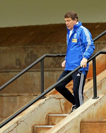 10일(한국시간) 남아프리카공화국(이하 남아공) 더반에서 독일 출신 오토 레하겔 그리스 축구 대표팀 감독이 훈련을 위해 경기장에 들어서고 있다.