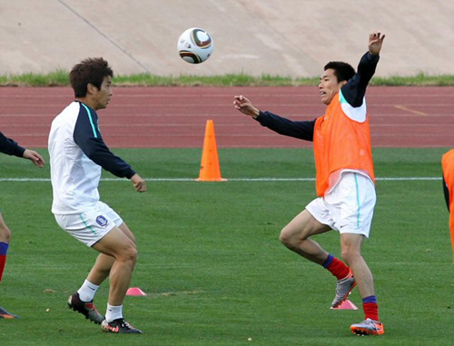 그리스와의 1차전을 앞두고 11일(한국시간) 새벽 남아프리카공화국 포트엘리자베스 겔반데일 스타디움에서 열린 한국대표팀 훈련에서 오범석과 김정우가 볼다툼을 벌이고 있다.