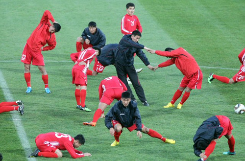 11일(한국시간) 남아프리카공화국 요하네스버그 템비사의 마쿨롱 스타디움에서 북한대표팀 선수들이 브라질과의 1차전을 앞두고 훈련을 하고 있다.