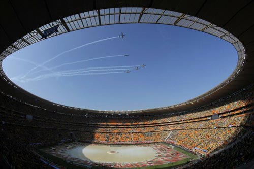 11일(현지시간) 남아프리카공화국(이하 남아공) 요하네스버그 사커시티 스타디움에서 열린 2010 남아공월드컵 본선 A조 남아공-멕시코 개막전 전, 경기장 상공에서 축하 비행이 펼쳐지고 있다.