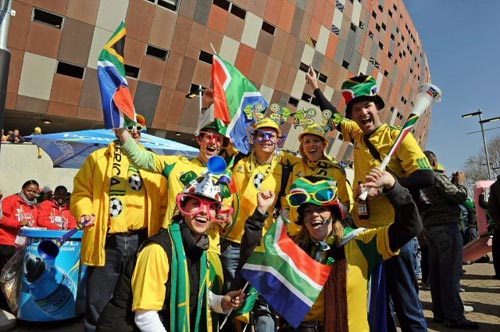 11일(현지시간) 남아프리카공화국(이하 남아공) 요하네스버그 사커시티 스타디움에서 열린 2010 남아공월드컵 본선 A조 남아공-멕시코 개막전 전, 축구팬들이 환호하고 있다.