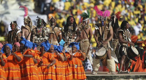 11일(현지시간) 남아프리카공화국(이하 남아공) 요하네스버그 사커시티 스타디움에서 열린 2010 남아공월드컵 본선 A조 남아공-멕시코 개막전 전, 화려한 축하공연이 펼쳐지고 있다.