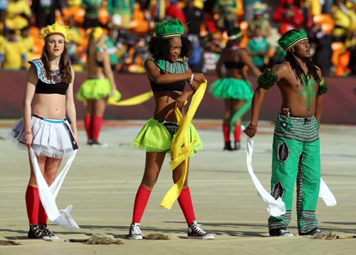 11일(현지시간) 남아프리카공화국(이하 남아공) 요하네스버그 사커시티 스타디움에서 열린 2010 남아공월드컵 본선 A조 남아공-멕시코 개막전 전, 화려한 축하공연이 펼쳐지고 있다.