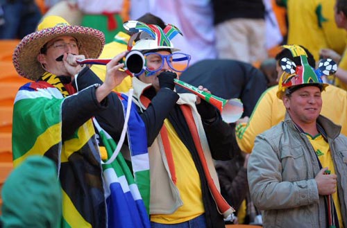 11일(현지시간) 남아프리카공화국(이하 남아공) 요하네스버그 사커시티 스타디움에서 열린 2010 남아공월드컵 본선 A조 남아공-멕시코 개막전 전, 축구팬들이 환호하고 있다.