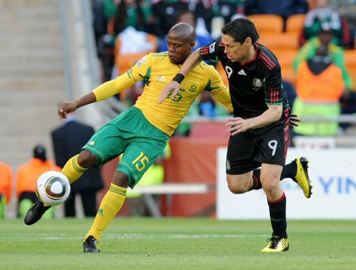 11일(현지시간) 남아프리카공화국(이하 남아공) 요하네스버그 사커시티 스타디움에서 열린 2010 남아공월드컵 조별예선 A조 남아공-멕시코 경기, 남아공 루카스 스왈라(왼쪽)가 멕시코 기예르모 프랑코에 앞서 공을 차고 있다.