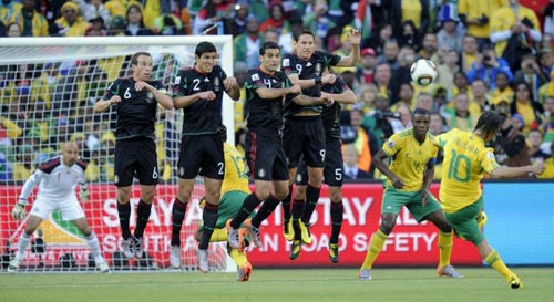 11일(현지시간) 남아프리카공화국(이하 남아공) 요하네스버그 사커시티 스타디움에서 열린 2010 남아공월드컵 조별예선 A조 남아공-멕시코 경기, 남아공 스티븐 피에나르가 멕시코 수비벽을 앞에 두고 프리킥을 시도하고 있다.
