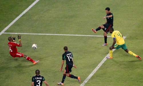 11일(현지시간) 남아프리카공화국(이하 남아공) 요하네스버그 사커시티 스타디움에서 열린 2010 남아공월드컵 조별예선 A조 남아공-멕시코 경기, 멕시코 라파엘 마르케스 상대 수비를 피해 동점골을 넣고 있다.