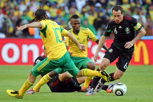 11일(현지시간) 남아프리카공화국(이하 남아공) 요하네스버그 사커시티 스타디움에서 열린 2010 남아공월드컵 조별예선 A조 남아공-멕시코 경기, 멕시코 게라르도 토라도(오른쪽)가 남아공 스티븐 피에나르(왼쪽), 카틀레고 음펠라 사이에서 드리블을 하고 있다.