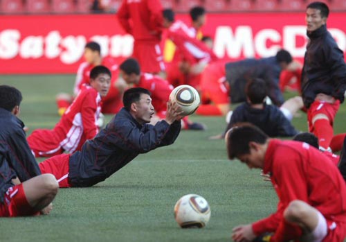 14일(한국시간) 남아프리카공화국(이하 남아공) 요하네스버그 엘리스파크에서 북한 축구 대표팀 선수들이 훈련을 하고 있다.