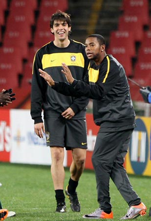 15일(한국시간) 남아프리카공화국(이하 남아공) 요하네스버그 엘리스파크에서 브라질 축구 대표팀 카카(왼쪽)와 호비뉴가 2010 남아공월드컵 북한과의 첫 경기에 대비한 훈련을  하고 있다.
