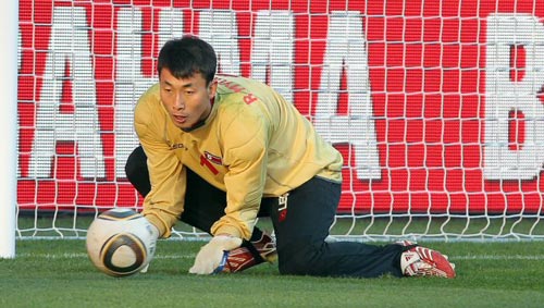 14일(한국시간) 남아프리카공화국(이하 남아공) 요하네스버그 엘리스파크에서 북한 축구 대표팀 리명국 골키퍼가 훈련을 하고 있다.