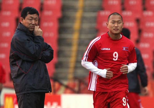 14일(한국시간) 남아프리카공화국(이하 남아공) 요하네스버그 엘리스파크에서 열린 북한 축구 대표팀 훈련 중 김정훈 감독(왼쪽)이 정대세를 바라보고 있다. 2010 남아공월드컵 G조에 속한 북한은 브라질과의 첫 경기를 앞두고 있다.