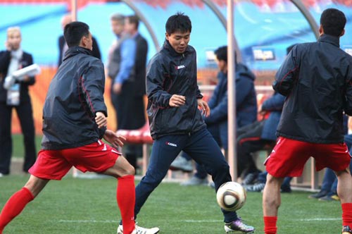 14일(한국시간) 남아프리카공화국(이하 남아공) 요하네스버그 엘리스파크에서 홍영조 등 북한 축구 대표팀 선수들이 훈련을 하고 있다.