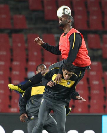 15일(한국시간) 남아프리카공화국(이하 남아공) 요하네스버그 엘리스파크에서 브라질 축구 대표팀 선수들이 2010 남아공월드컵 북한과의 첫 경기에 대비한 훈련을 진행하고 있다.