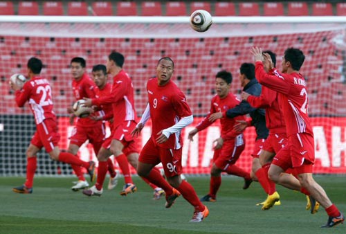 14일(한국시간) 남아프리카공화국(이하 남아공) 요하네스버그 엘리스파크에서 정대세 등 북한 축구 대표팀 선수들이 훈련을 하고 있다.