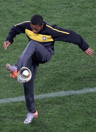 15일(한국시간) 남아프리카공화국(이하 남아공) 요하네스버그 엘리스파크에서 브라질 축구 대표팀 호비뉴가 2010 남아공월드컵 북한과의 첫 경기에 대비한 훈련을  하고 있다.