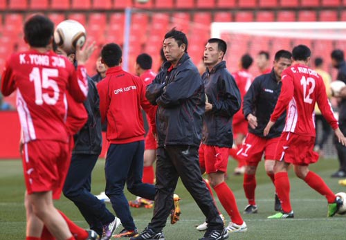 14일(한국시간) 남아프리카공화국(이하 남아공) 요하네스버그 엘리스파크에서 북한 축구 대표팀 김정훈 감독이 선수들의 훈련 모습을 지켜보고 있다.