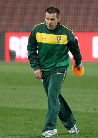 15일(한국시간) 남아프리카공화국(이하 남아공) 요하네스버그 엘리스파크에서 브라질 축구 대표팀 둥가 감독(왼쪽)이 2010 남아공월드컵 북한과의 첫 경기에 대비한 훈련을 진행하고 있다.