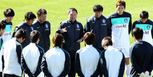 아르헨티나와의 2차전을 앞두고 있는 한국축구대표팀 허정무 감독이 15일 오후(한국시간) 루스텐버그 올림피아 파크 스타디움에서 열린 훈련에 앞서 선수들에게 무언가 지시하고 있다.