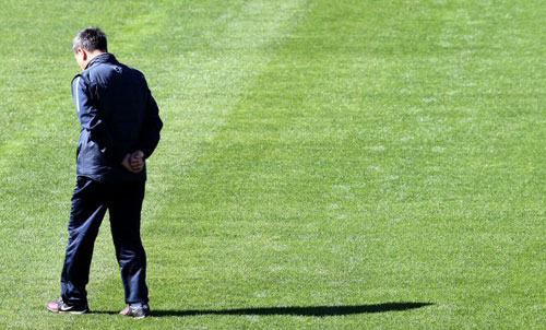 아르헨티나와의 2차전을 앞두고 15일 오후(한국시간) 루스텐버그 올림피아 파크 스타디움에서 열린 훈련에서 허정무 감독이 그라운들 걷고 있다.