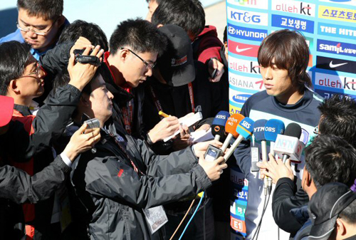 아르헨티나와의 2차전을 앞두고 있는 한국축구대표팀 박주영이 15일 오후(한국시간) 루스텐버그 올림피아 파크 스타디움에서 훈련을 하기 앞서 기자들의 질문에 답하고 있다.