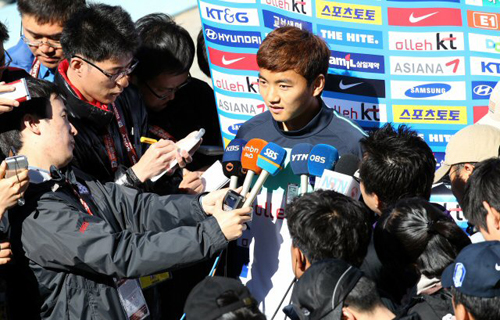 아르헨티나와의 2차전을 앞두고 있는 한국축구대표팀 이승렬이 15일 오후(한국시간) 루스텐버그 올림피아 파크 스타디움에서 훈련을 하기 앞서 기자들의 질문에 답하고 있다.