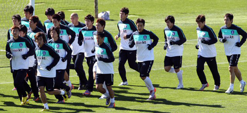 아르헨티나와의 2차전을 앞두고 있는 한국축구대표팀 허정무 감독이 15일 오후(한국시간) 루스텐버그 올림피아 파크 스타디움에서 열린 훈련에서 선수들이 달리기를 하며 몸을 풀고 있다.