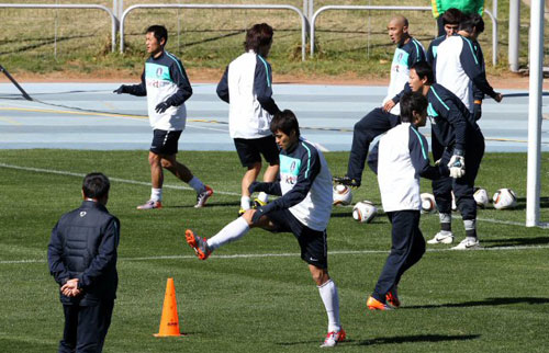 아르헨티나와의 2차전을 앞두고 15일 오후(한국시간) 루스텐버그 올림피아 파크 스타디움에서 열린 훈련에서 이동국등 선수들이 몸을 풀고 있다.